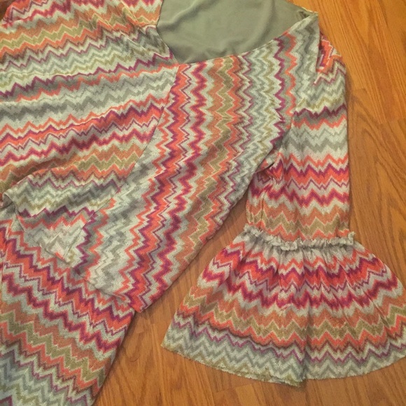 60’s Inspired Bell Sleeve Zig Zag Pattern Dress - Picture 4 of 10